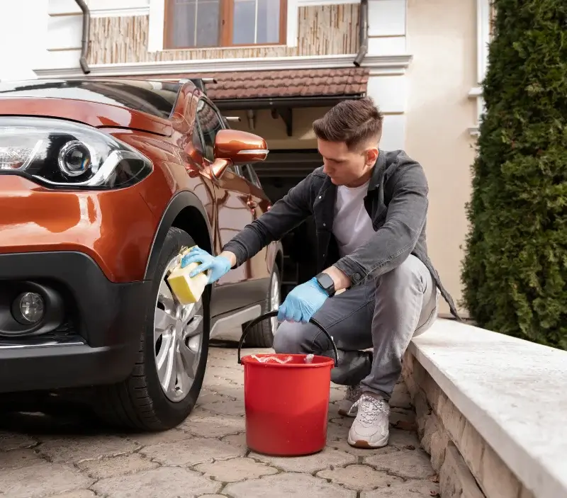 Lavage auto à domicile Crosmières : professionnel intervenant sur un véhicule